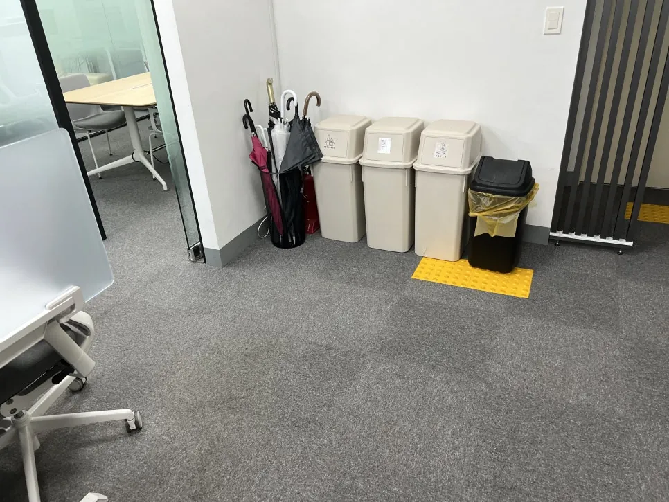 사무실 정기청소 분리수거함 정리