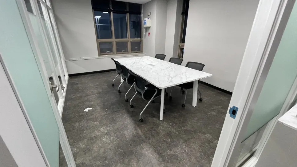 사무실 입주청소 입주 전 회의실
