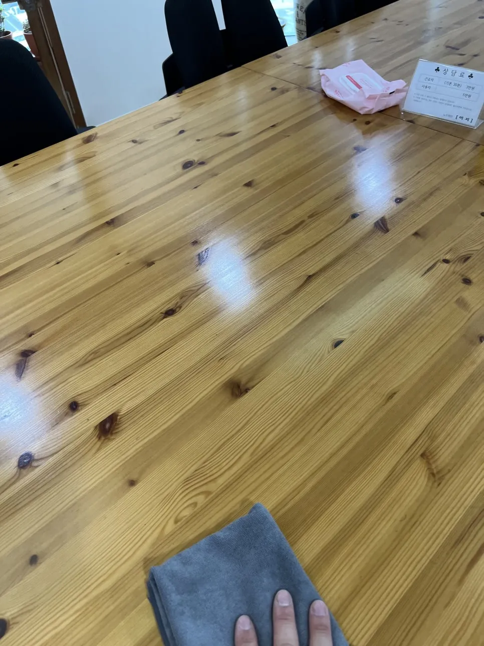 사무실 정기청소 테이블 닦기