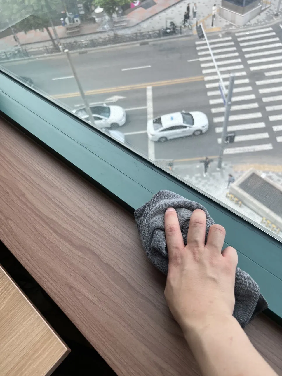 영등포구 신길동 사무실 정기청소 - 창틀 닦기