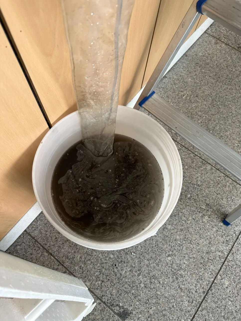 시스템에어컨 청소 본체 세척 후 나온 오염수